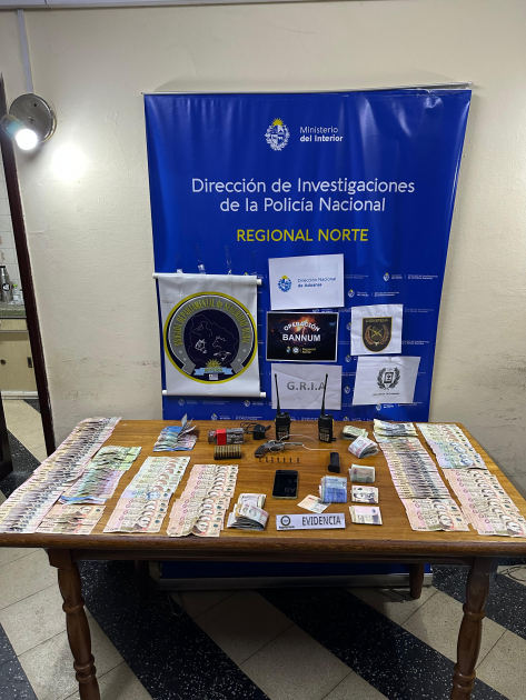 Objetos incautados sobre una mesa Mesa con objetos