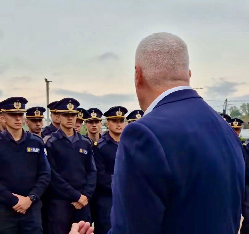 Ministro del Interior saluda a los cadetes 