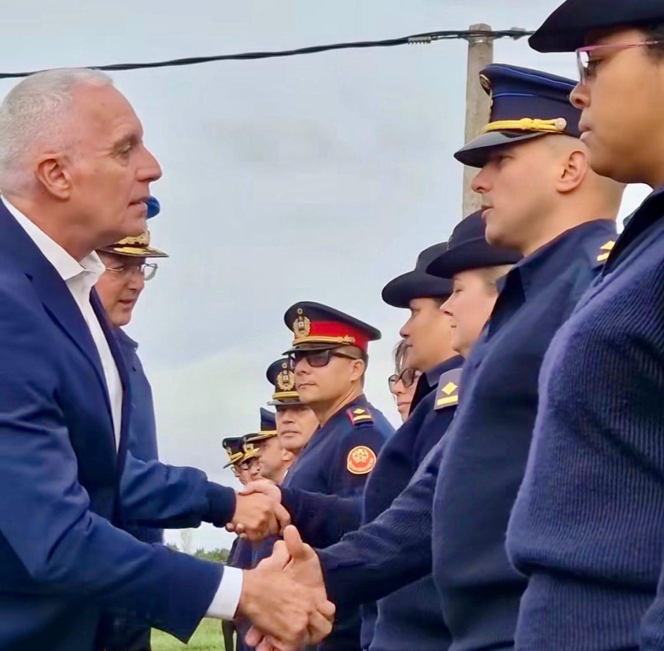 Ministro del Interior saluda a los cadetes 
