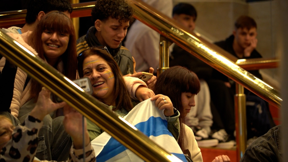 Jóvenes antes de entrar al partido Personas sentadas en una escalera
