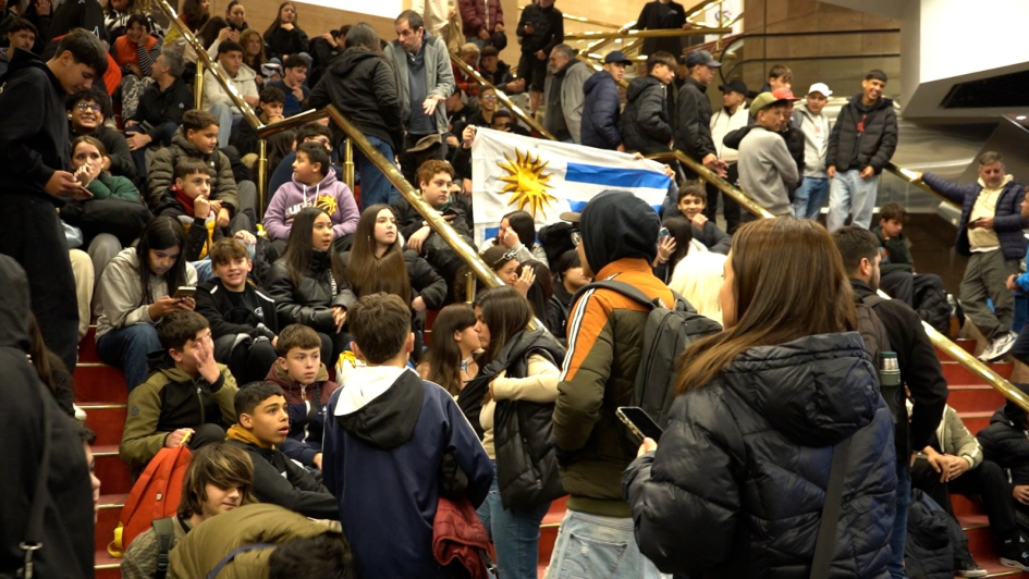Jóvenes en la previa del partido Personas sentadas en las escaleras del Auditorio