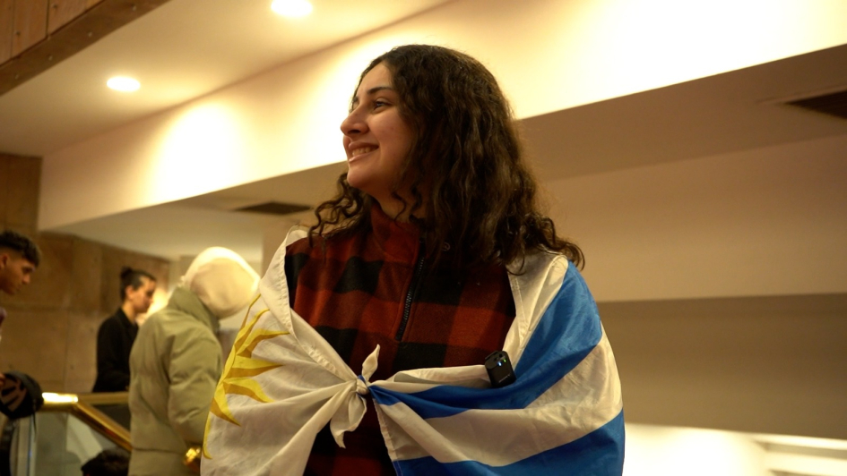 Joven en la previa del partido Joven con bandera de Uruguay