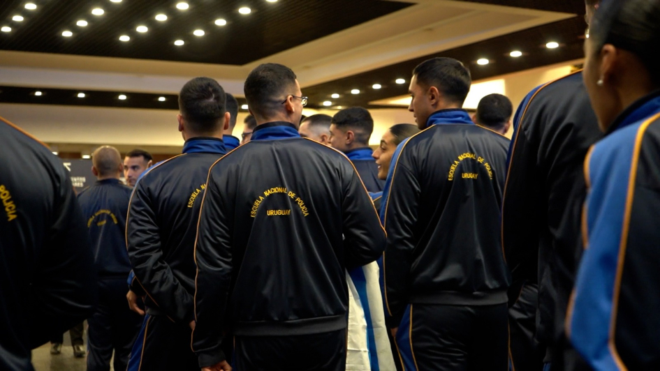 Cadetes de la Escuela Nacional de Policía Jóvenes de espalda