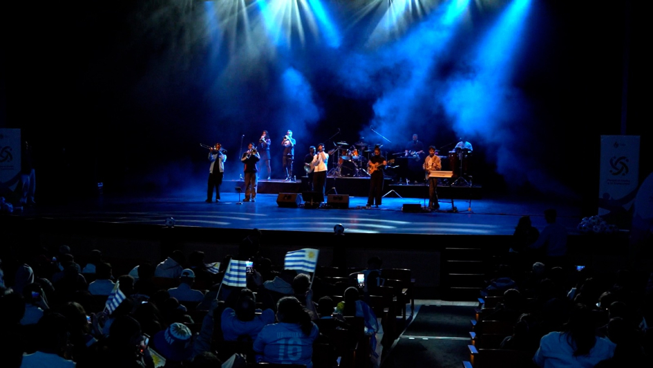 Cumbia Club tocando en el auditorio Orquesta en el escenario