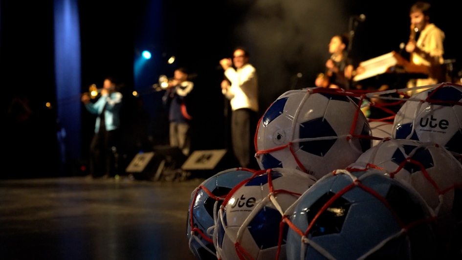 Cumbia Club cantando en la previa Pelotas de fútbol y Cumbia Club cantndo