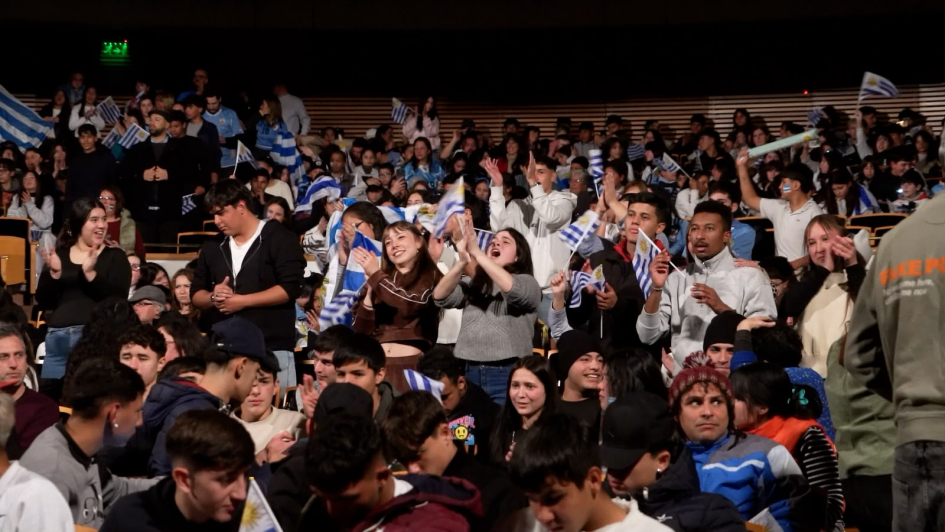 Jóvenes alentando a la Celeste Jóvenes con banderas de Uruguay