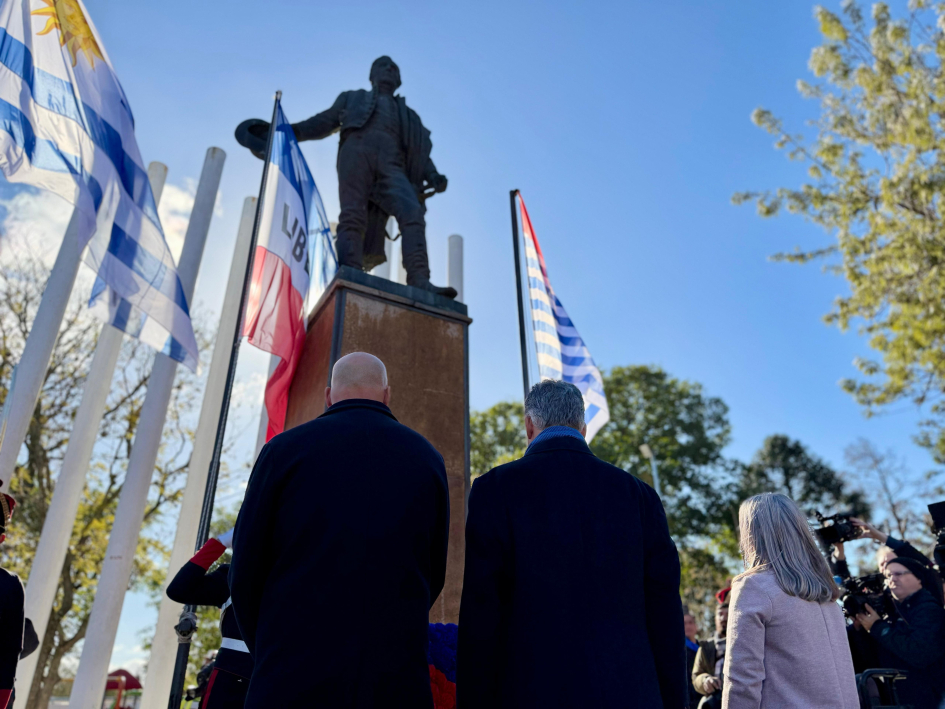 Aniversario de José Gervasio Artigas Autoridades mirando el monumento a Artigas