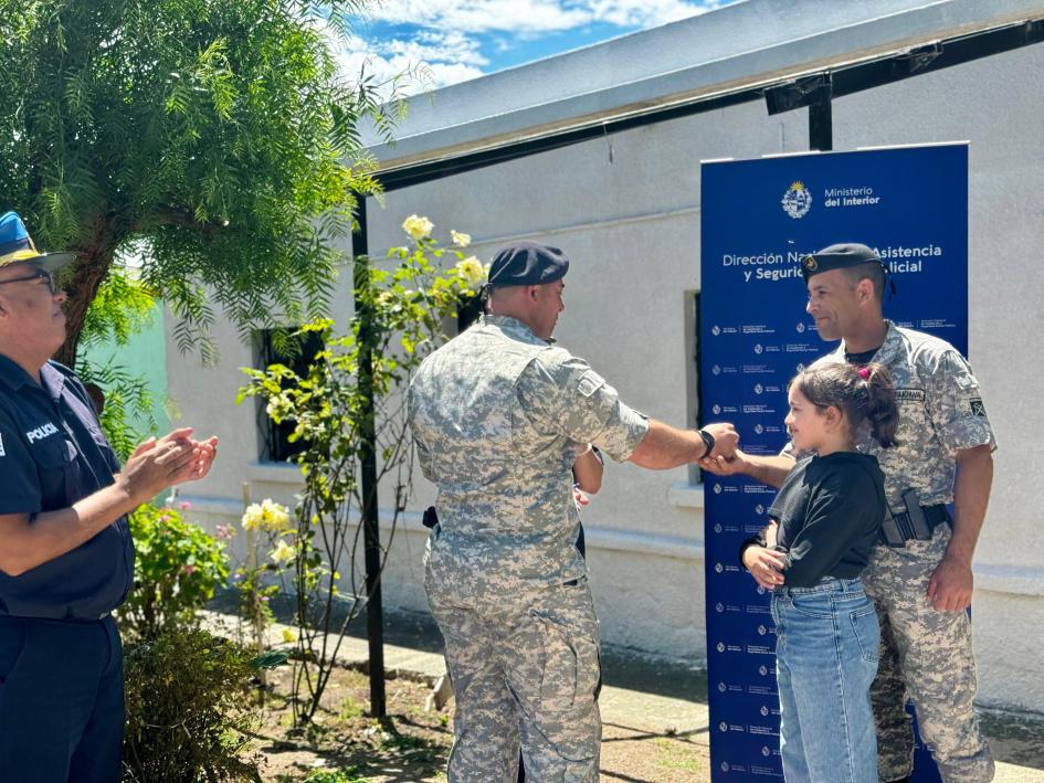 Entrega de llave de la casa a policía Entrega de llave de la casa a policía