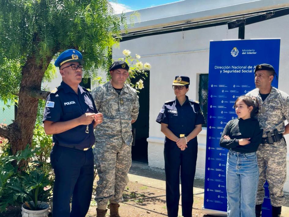 Entrega de llave de la casa a policía Entrega de llave de la casa a policía