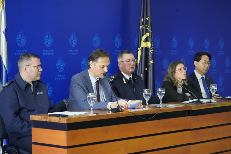 Director de la Policía Nacional junto a otras autoridades Director de la Policía Nacional junto a otras autoridades