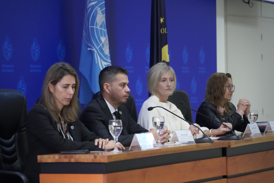 Cuatro personas en una mesa