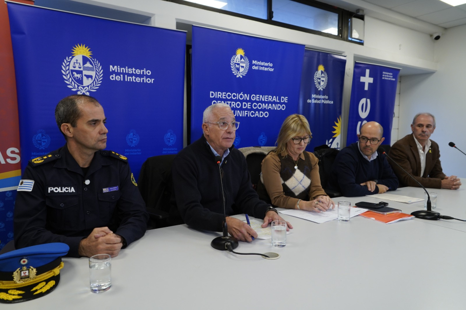 Ministros del Interior y Salud Pública, Director de Same, Presidente de Asse y Director del CCU