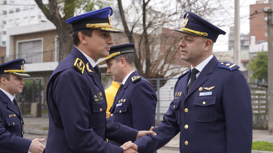 Jefe de Policía de Montevideo saludando al Jefe del Cuerpo de Policía de Tránsito