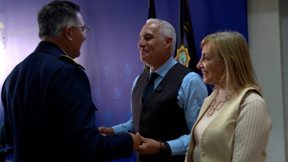 Ministro del Interior y Dra. Adriana Edelman recibiendo reconocimiento del Director de la Policía 