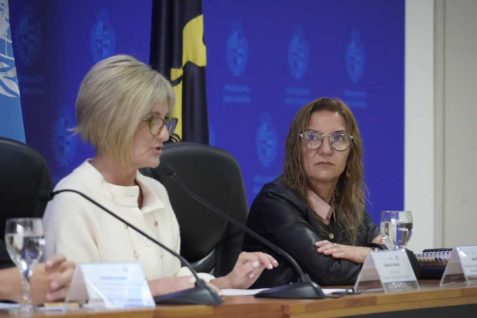 Dos mujeres en mesa de exposición