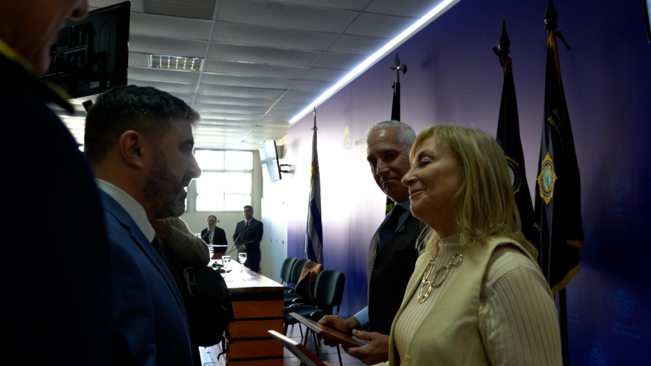Ministro del Interior y Dra. Adriana Edelman recib reconocimiento del Director de Hechos Complejos