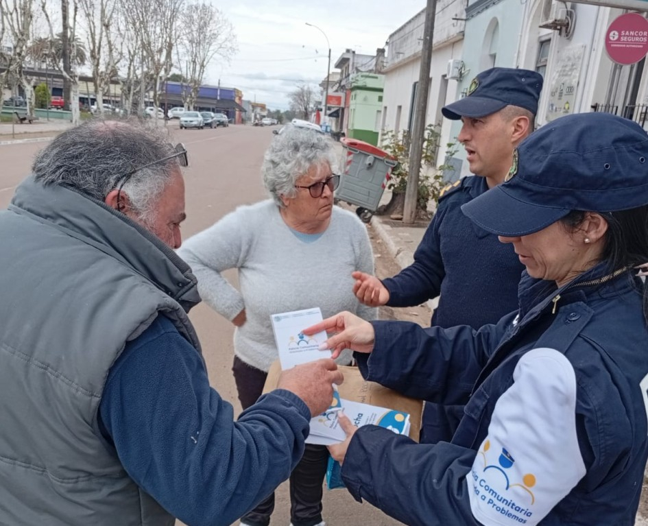 Policias de PCOP con la gente