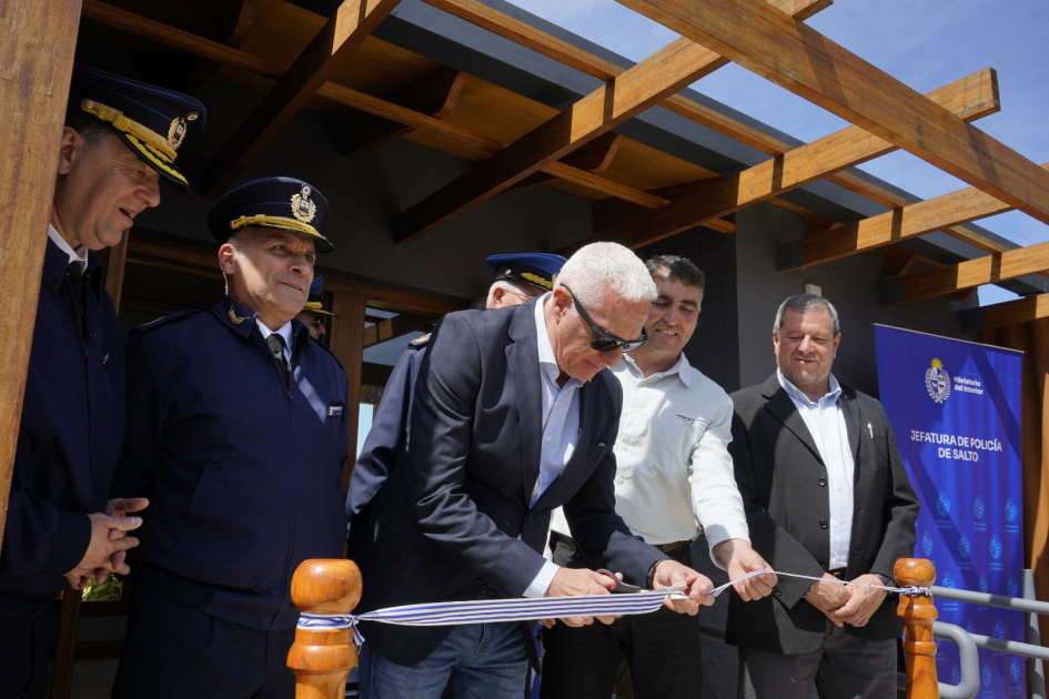 Ministro cortando la cinta en la inauguración de la seccional 7° Ministro cortando la cinta en la inauguración de la seccional 7°