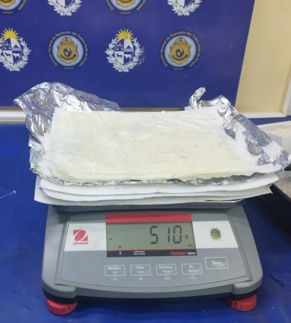 Incautan casi 3 kilos de cocaína camuflados en ropa y carteras enviados desde Uruguay a Asia Incautan casi 3 kilos de cocaína camuflados en ropa y carteras enviados desde Uruguay a Asia