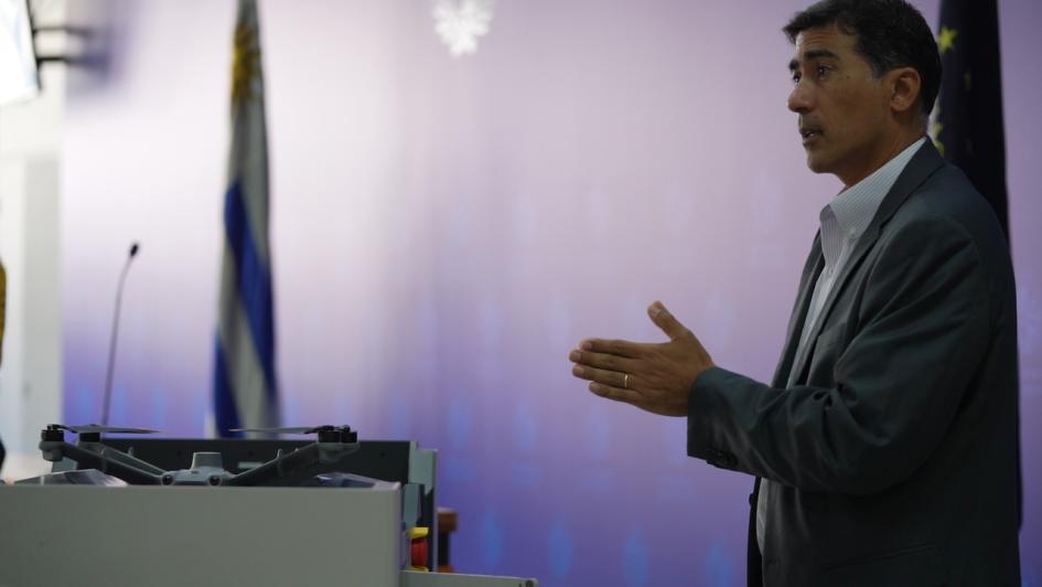 Director del CCU explicando acerca del nuevo dron Director del CCU explicando acerca del nuevo dron