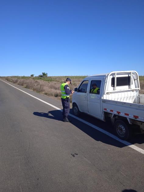 Controles policiales coordinados entre Salto y Artigas refuerzan la seguridad en rutas del norte del Controles policiales coordinados entre Salto y Artigas refuerzan la seguridad en rutas del norte del