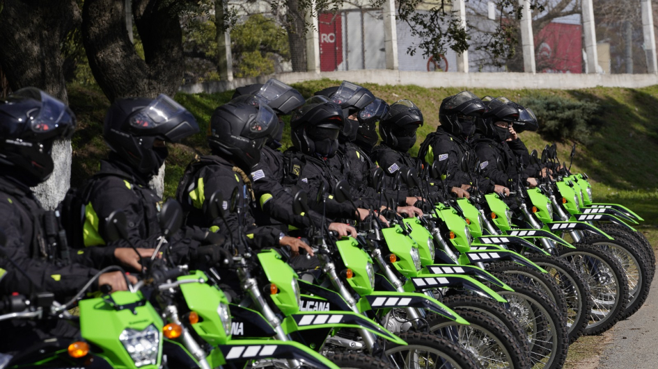 El Ministerio del Interior entrega 14 motos a la Guardia Republicana El Ministerio del Interior entrega 14 motos a la Guardia Republicana