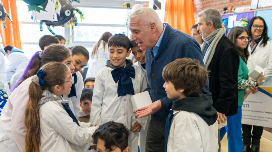 Ministro junto con los alumanos Ministro junto con los alumanos