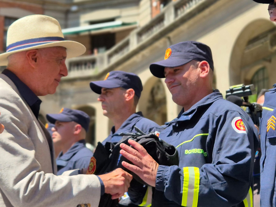Ministro saludando a cada uno de los integrantes de la delegación Ministro saludando a cada uno de los integrantes de la delegación