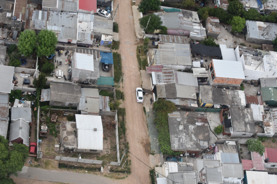 foto aérea del despliegue policial durante los allanamientos foto aérea del despliegue policial durante los allanamientos