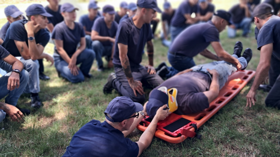 Colocación de collarín cervical en taller de rescatista. Colocación de collarín cervical en taller de rescatista.