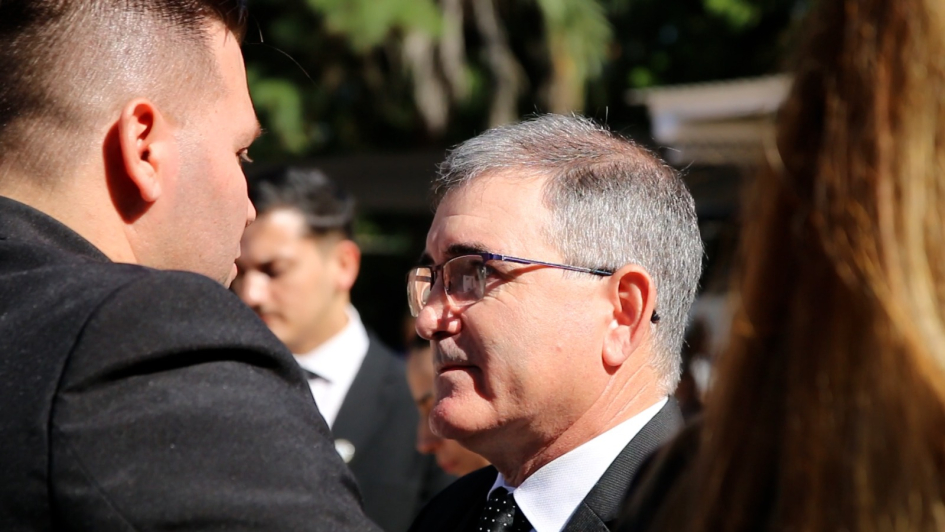 Director de Investigaciones entregando reconocimientos a funcionarios 