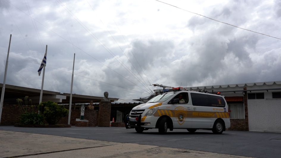 móviles armados en la Plaza de Armas de Caminera móviles armados en la Plaza de Armas de Caminera