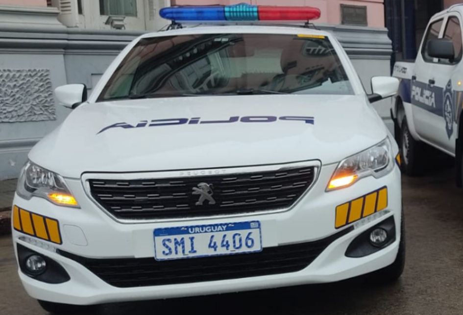Foto: archivo. móvil policial estacionado con las luces encendidas