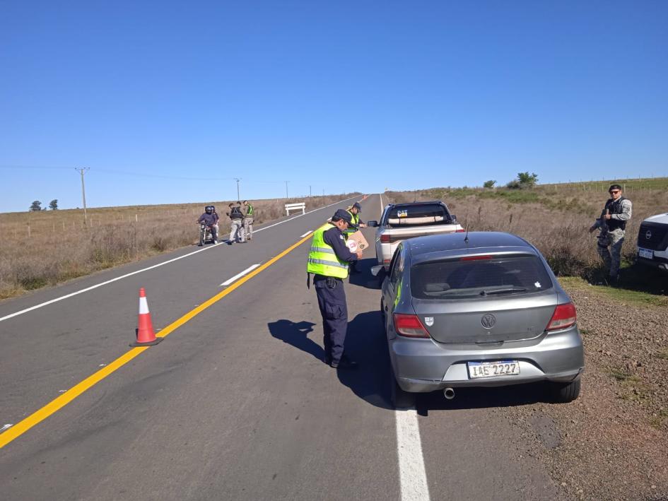 Controles policiales coordinados entre Salto y Artigas refuerzan la seguridad en rutas del norte del Controles policiales coordinados entre Salto y Artigas refuerzan la seguridad en rutas del norte del