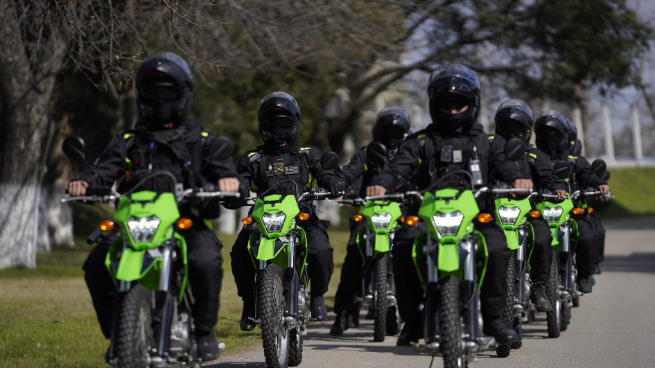 El Ministerio del Interior entrega 14 motos a la Guardia Republicana El Ministerio del Interior entrega 14 motos a la Guardia Republicana