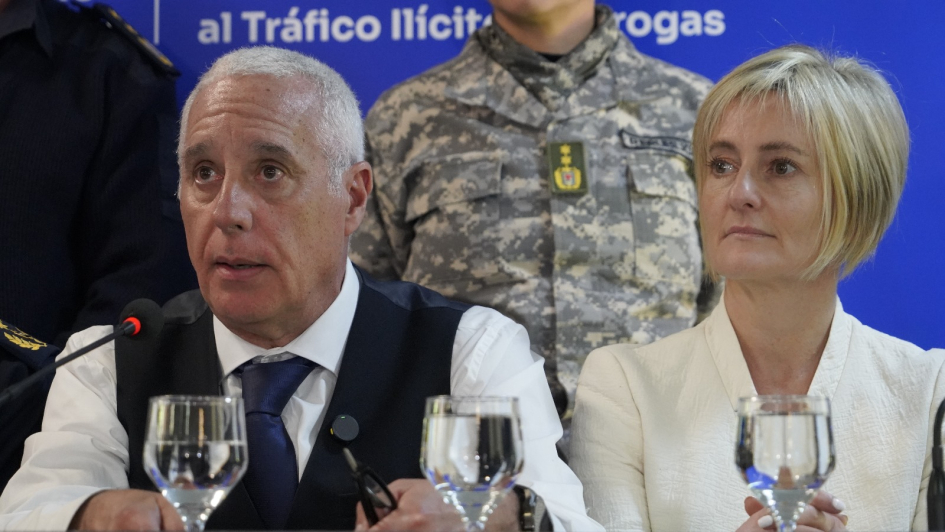 Incautan un cargamento de 2 toneladas de cocaína Incautan un cargamento de 2 toneladas de cocaína