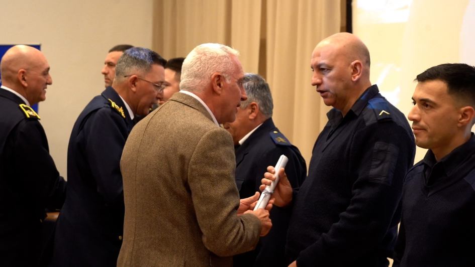 Ministro reconociendo a policías Ministro reconociendo a policías