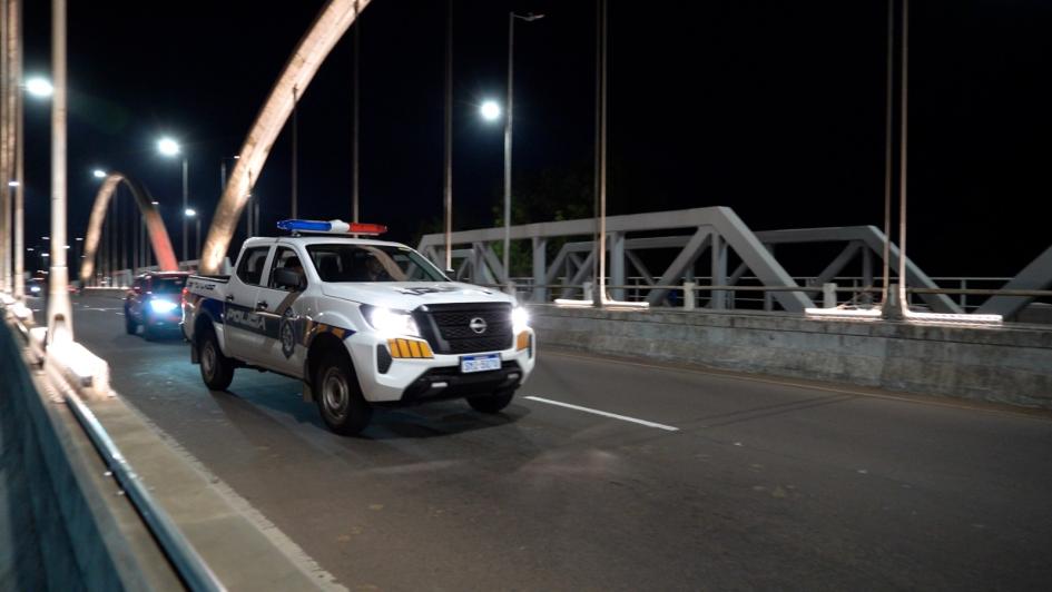 Policía patrullando en el exterior del predio de la Laguna de las Lavanderas Policía patrullando en el exterior del predio de la Laguna de las Lavanderas