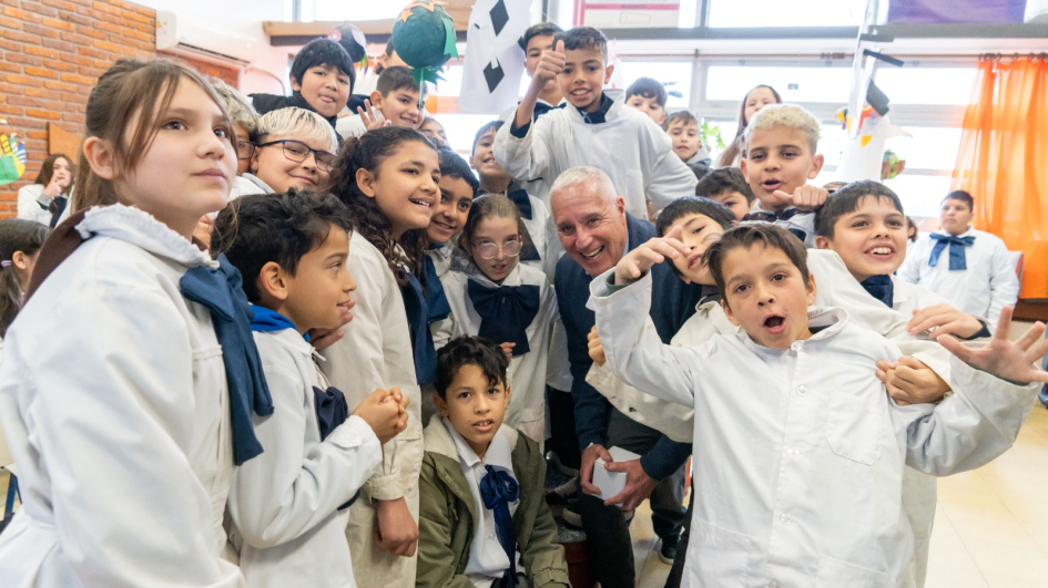 Ministro junto con los alumanos Ministro junto con los alumanos