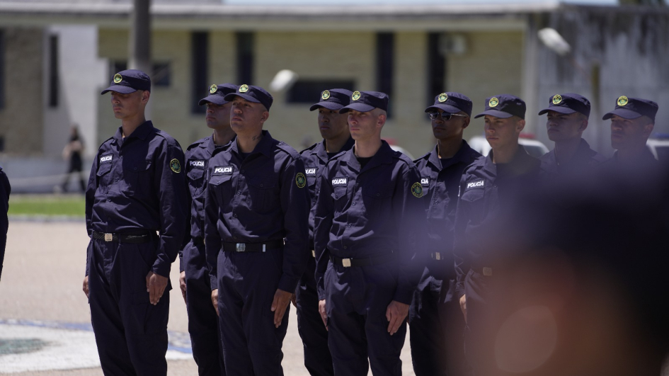 tanda de egresados formada en la Plaza de Armas 