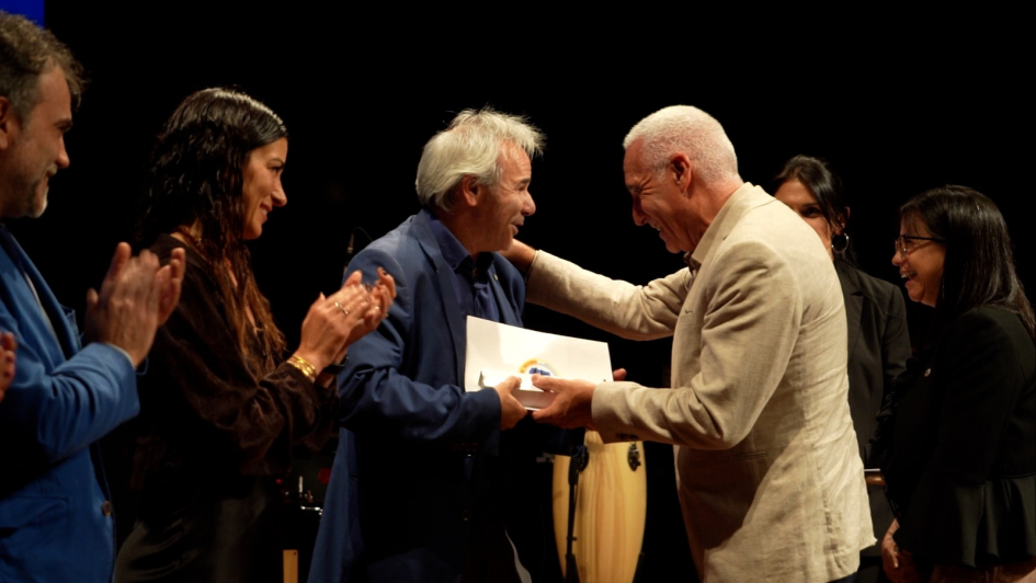 Ministro entregando premios