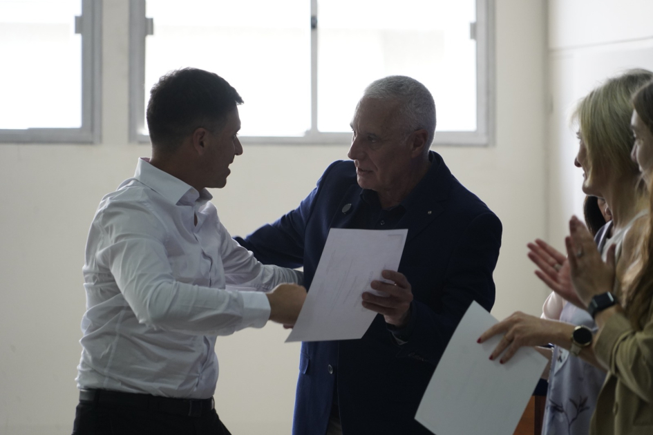 entrega de reconocimientos a los funcionarios 