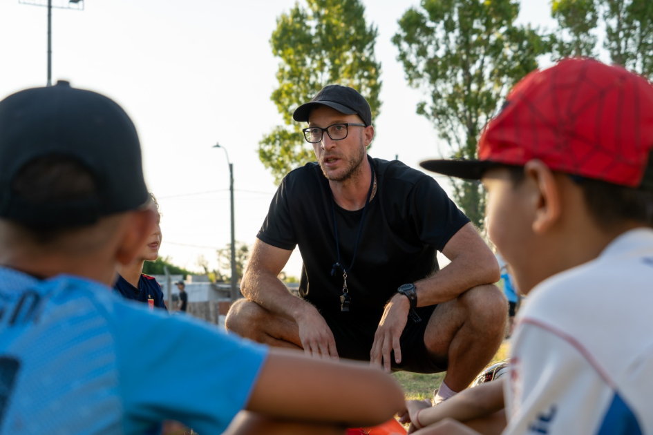 Jóvenes con los profesores del programa Pelota al Medio 