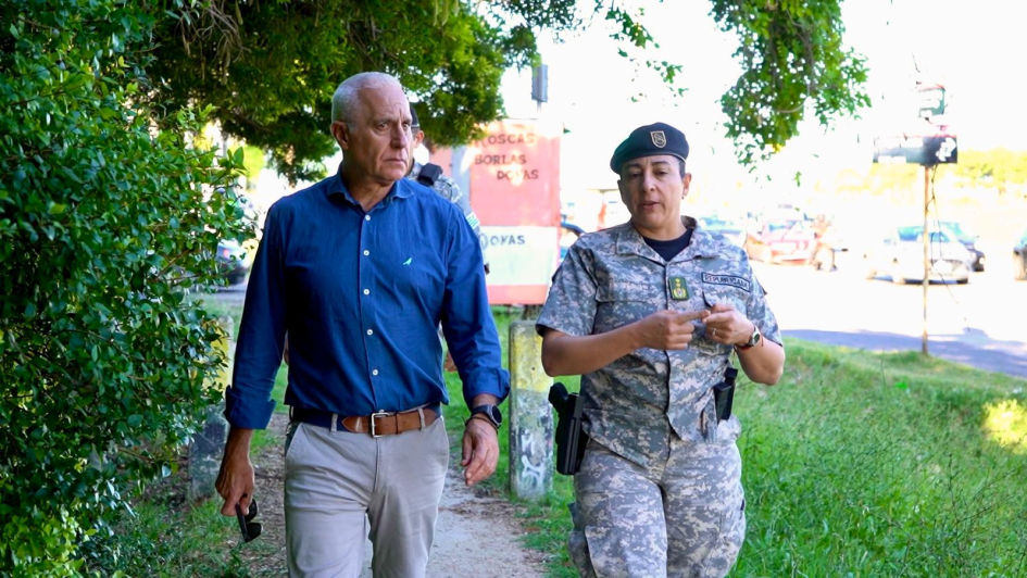 Ministro junto a la Directora de la Guardia Republicana Ministro junto a la Directora de la Guardia Republicana