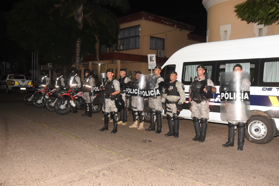 Policías formados frente a la Jefatura de Artigas