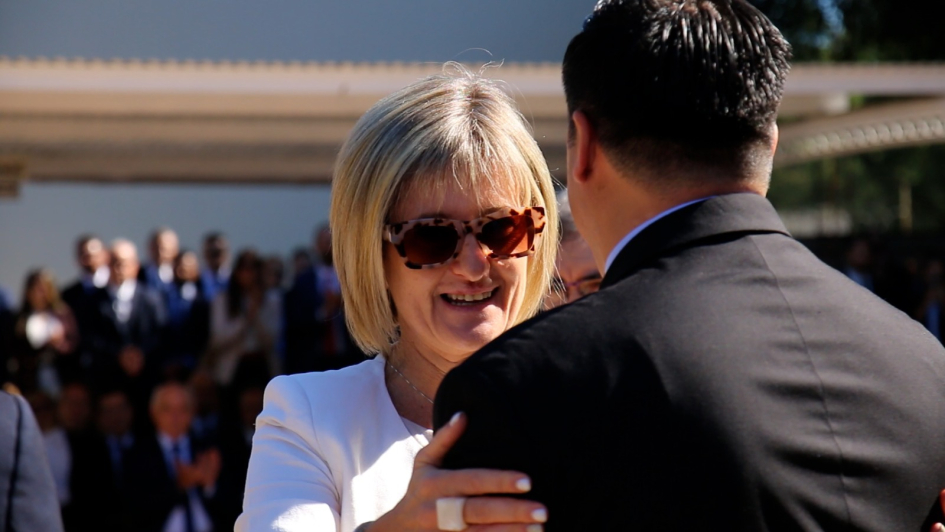 Subsecretaría Gabriela Valverde entregando reconocimientos a funcionarios