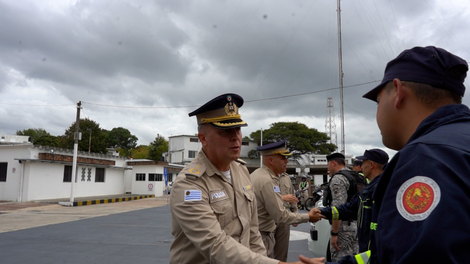 Director de Caminera saludando a los efectivos formados Director de Caminera saludando a los efectivos formados
