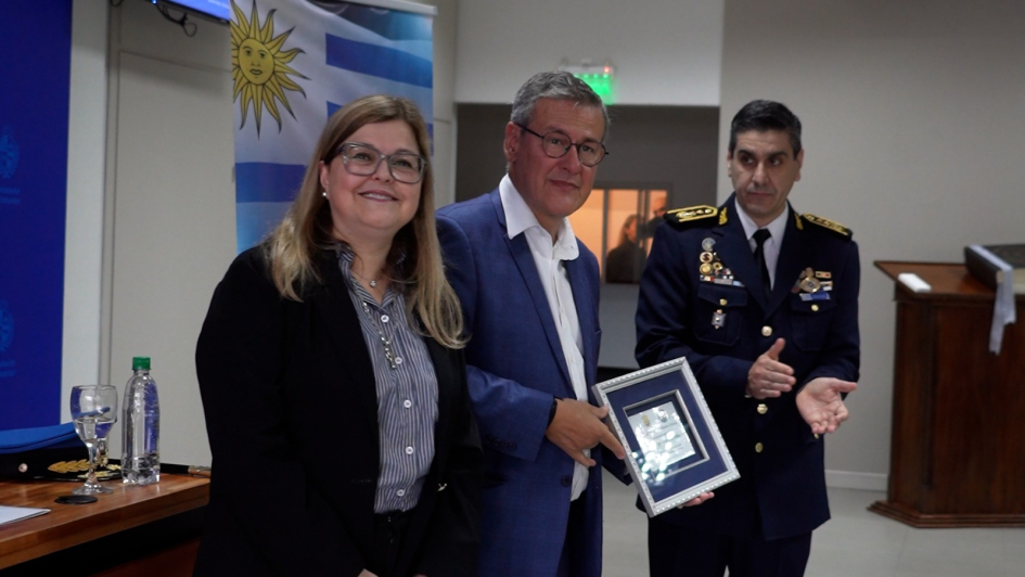 Diretor de la Educación Policial entrega reconocimiento al Prosecretario de Presidencia 