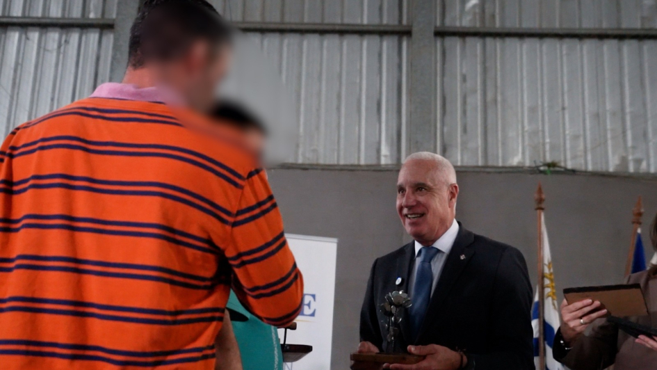 Ministro recibiendo reconocimiento 