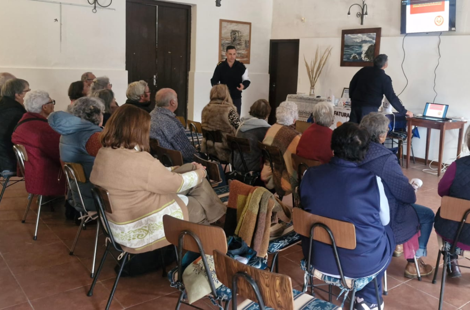 Taller sobre Prevención de accidentes domésticos, recomendaciones para calefaccionarse Varias personas sentadas viendo y escuchando a los oradores